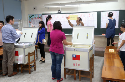 被視為選情指標的台北市士林區天玉里，柯文哲以2818票領先連勝文2100票。（中央社）