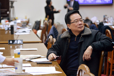國民黨立法委員蔡正元（前）曾表示對罷免案表示從不介意，但今晚臉書寫了文章，公開反駁罷免理由。（資料照片，中央社）20150125