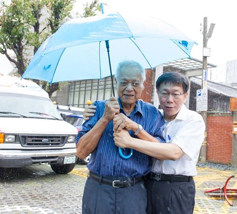 今天是父親節，台北市長柯文哲在臉書貼出他為父親撐傘的照片，網友直呼這種父子擁抱的感覺真好。圖／取自柯文哲臉書