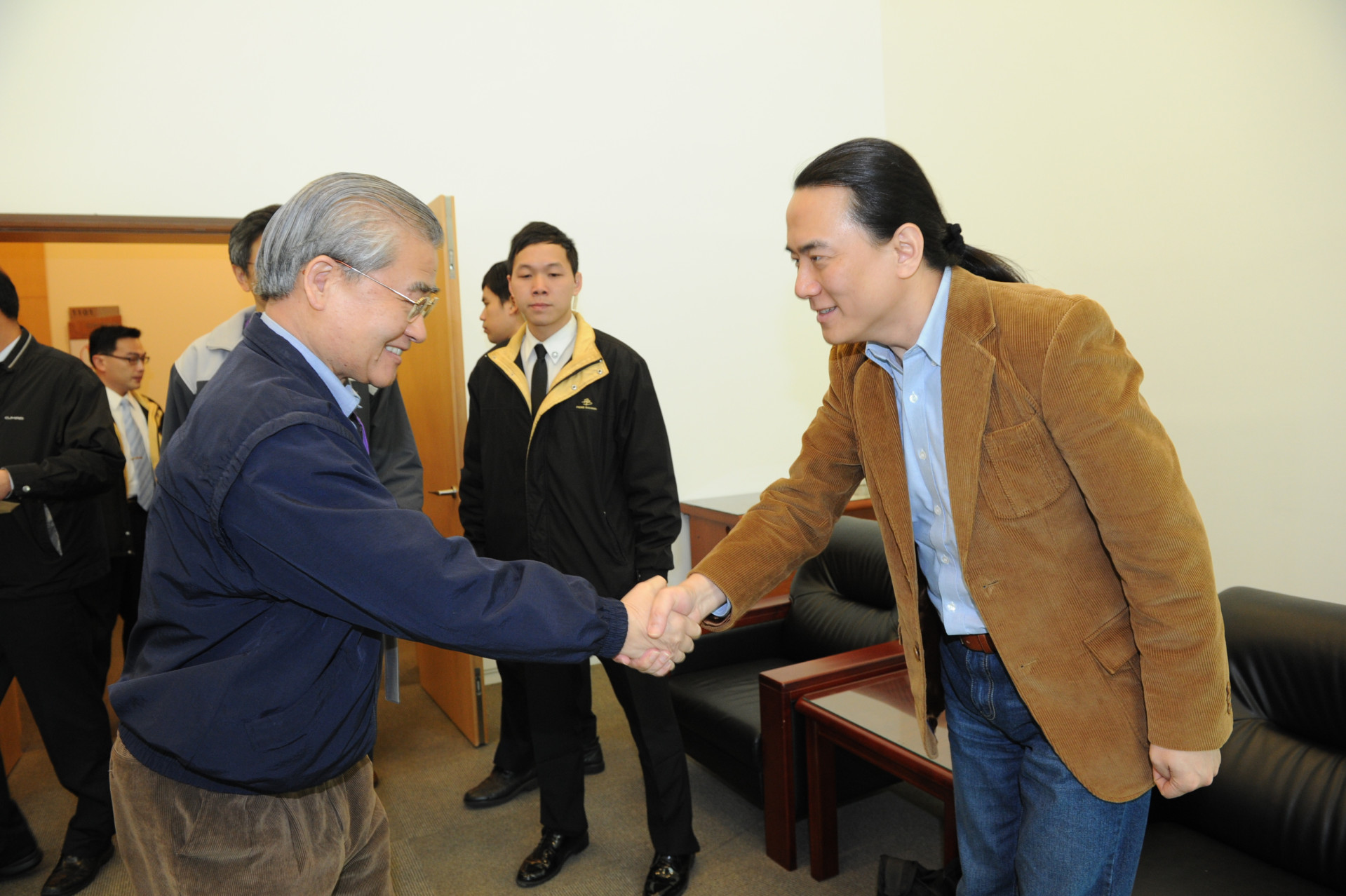 行政院長毛治國（前左）與擔任講師的和沛科技總經理翟本喬（右）握手致意。（行政院提供）20150124