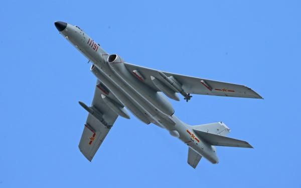 解放軍機隊繞行台灣，民進黨立委羅致政認為是對岸要展現有能力突破第一島鏈；國民黨前立委林郁方則強調是對岸搜集我軍反應情報。圖為近來繞行的戰機之一轟六。翻攝自中國軍網