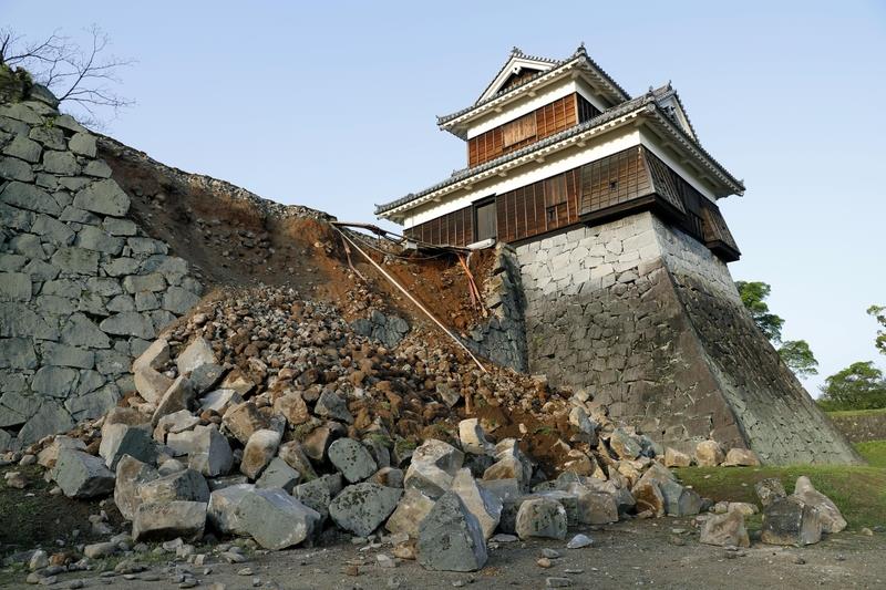 日本熊本縣14日晚間發生芮氏規模6.5強震之後，餘震次數已達上百次，熊本城也有多處受損（共同社提供，中央社)