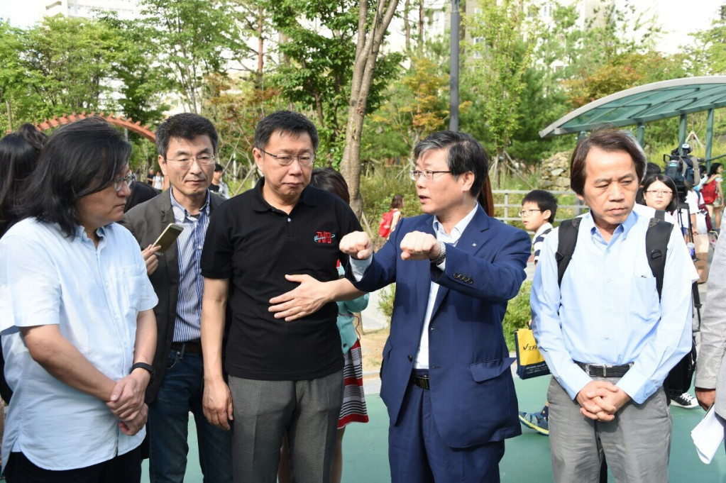 台北市長柯文哲今（16）日參觀首爾公宅公共設施，有感而發的說「蓋房子的技術我們不會輸韓國，但是我們輸的是大規模的造鎮」。(圖北市府提供20150716)