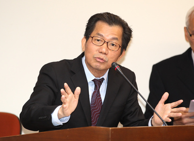 環保署長李應元今天宣布，未來使用後衛生紙將朝丟入馬桶而非垃圾桶，希望維護環境並達到垃圾減量。（中央社）