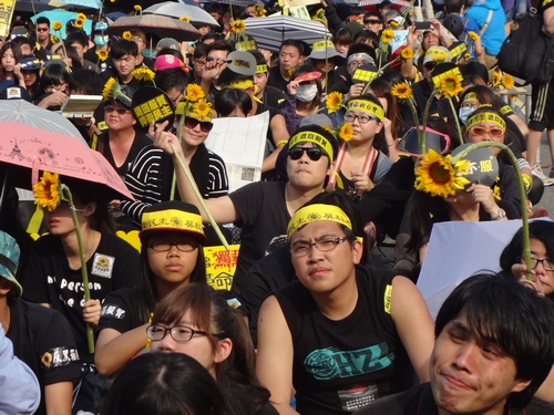 今年3月23日、太陽花學運占領政院兩年周年，當時仍未走馬上任的行政院長林全上周玉蔻廣播節目時即明白指出，「太陽花學運是政治事件，不應單從法律觀點來看，法律上應從寬認定，520後新政府撤告是可能的選項之一。」(民報資料照片，劉明堂攝）