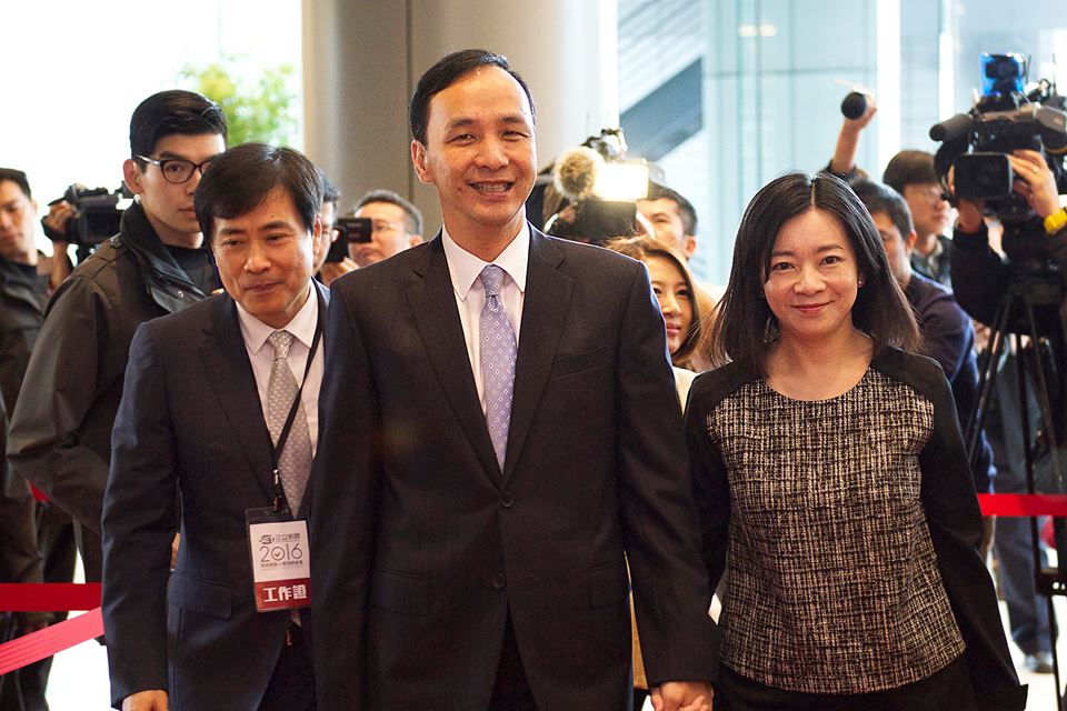 最後一場總統電視辯論1日登場,中國國民黨朱立倫申論一開始就砲火猛烈,痛批民進黨蔡英文政見空洞,冒進封閉,並六問蔡英文。(黃謙賢攝)