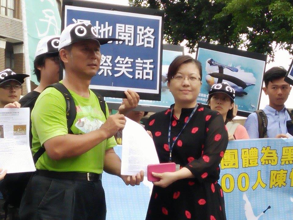 抗議高雄市政府為了1-4號道路開發，讓茄定濕地將面臨「開腸剖肚」，10多位在地環境保育團體成員今（12）日一同在行政院前陳情，行政院交通環境資源處處長陳盈蓉（前排右一）代表政院接受陳情書。圖／唐詩