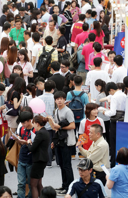 6月畢業旺季到，應屆畢業生投入職場讓失業率再度向上攀升，好在景氣稍稍好轉，今年找工作從數字上看，是有比以往容易！（中央社）