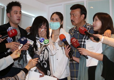 藝人余天(右2)為李蒨蓉緩頰,還認為「阿帕契在台灣無用武之地,開放讓民眾參觀並無不可」,言論一出遭網友圍剿。(中央社資料照片) 20150407