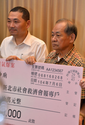 新北市副市長侯友宜（左）6日接受新北市各宮廟捐款助塵爆受害者時表示，目前仍有多人在加護病房與生命搏鬥，盼外界的支援力量不要中斷，成為病人最大的依靠。（中央社）20150706