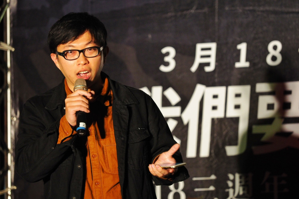 魏揚在318三週年晚會短講,他引用野百合學運紀錄片中有關人士談話,激動表示:「我們的社運若還是整天上街喊著幹倒國民黨,那台灣社會就沒救了」,他也向現場群眾喊話,台灣社會需要貼近民間的第三勢力,請支持時代力量和綠黨、社民黨,共同來監督民進黨。圖/張家銘