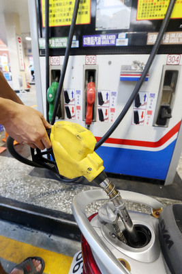 中油宣布15日調降油價，油價創5年來新低，乾洗用油洗衣業者今向立委陳情，呼籲中油提出乾喜油降價方案。(中央社資料相片)_