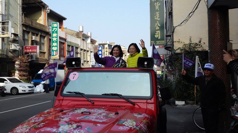 民進黨主席蔡英文陪同黨籍立委候選人吳宜臻掃街拜票，並對新任國民黨主席朱立倫隔空喊話祝福。（吳宜臻總部提供）20150117