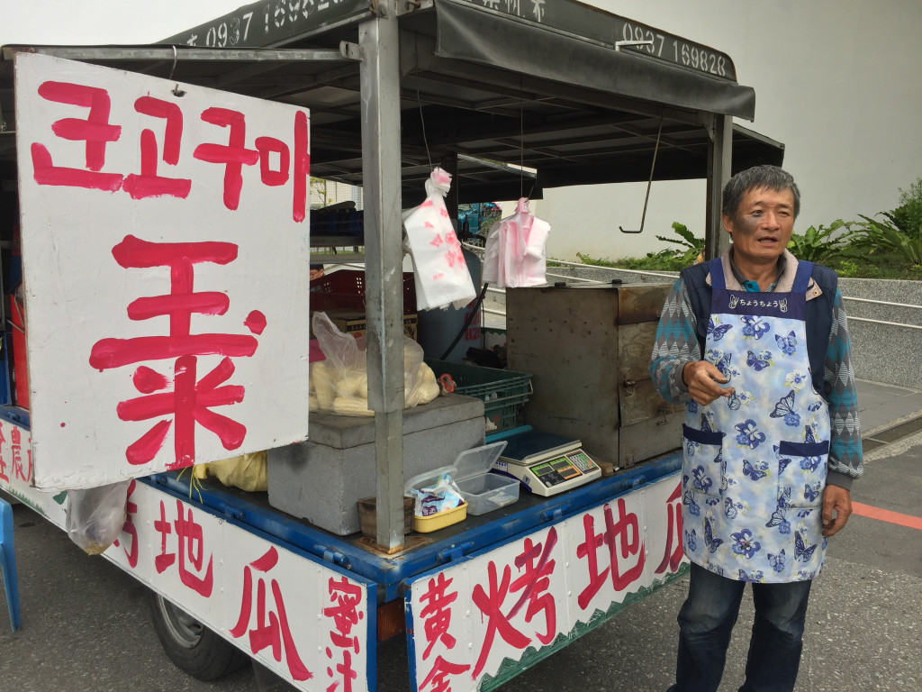 最靠近太魯閣國家公園的新城車站，過去中國觀光客絡繹不絕，現在則是韓國客增多，攤販紛紛改變「經營模式」，掛起「韓語招牌」招攬韓客消費。圖／王志偉