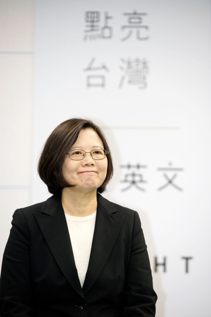 中國不斷透過各種方式要求準總統蔡英文在就職演說中必須說出九二共識與一中原則，但民調卻顯示，有過半的民眾認為蔡英文不應接受。（黃謙賢攝）20