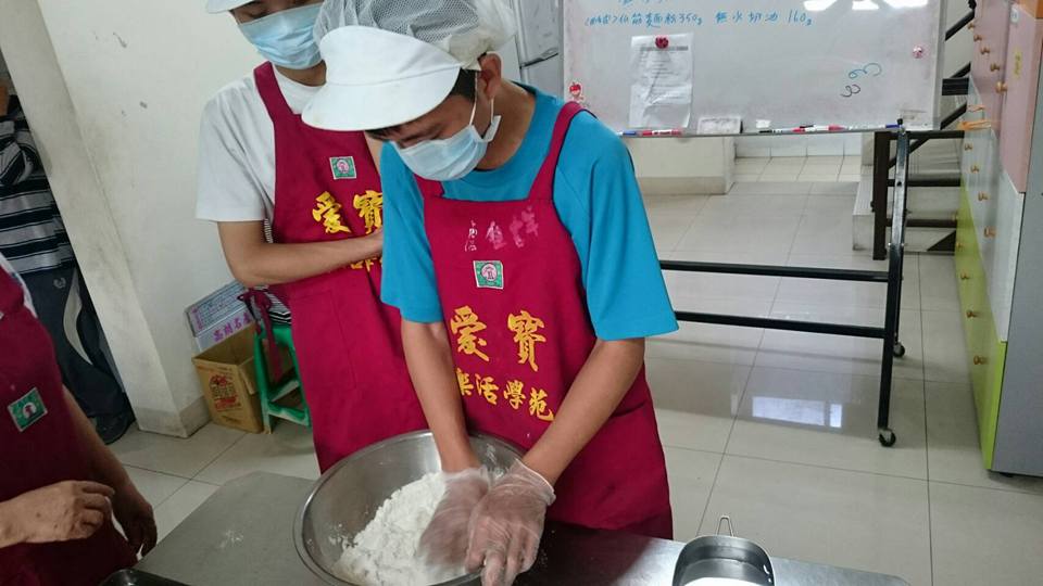 訂購上千顆喜憨兒月餅，卻在交貨前一通電話說不要了，空軍司令部10日發布新聞稿致歉，洽訂的空軍松山基地指揮部將前往致意。圖／取自李姓工作人員臉書