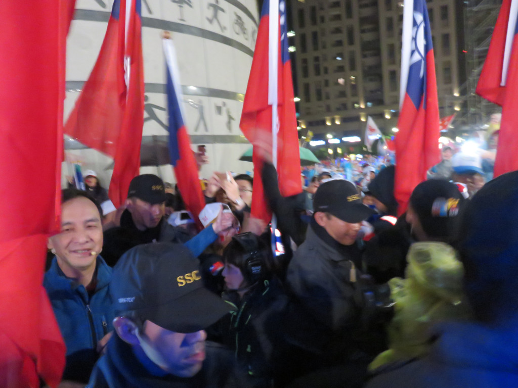 朱立倫15日選前之夜在大面國旗的擁護下進行大進場，在投票最後倒數進行催票，沒想到晚間爆發周子瑜道歉事件，恐因此大大影響選情，不得不進行消毒。(記者唐詩攝影)