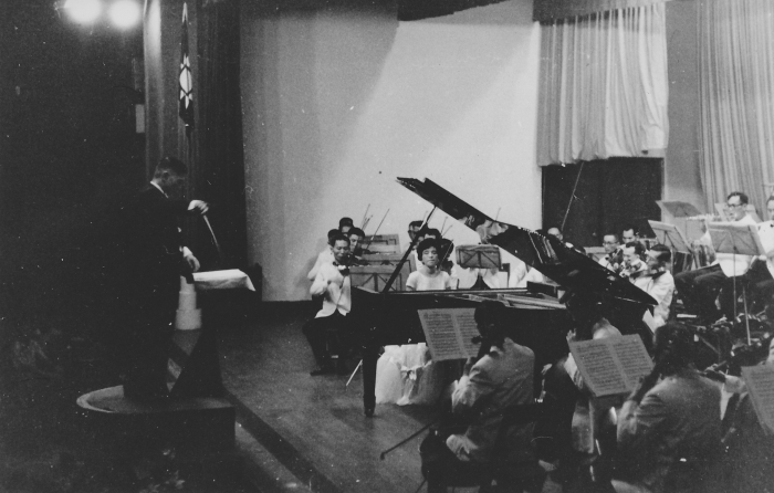 與臺灣省教育廳交響樂團演出貝多芬第五號鋼琴協奏曲《皇帝》，指揮／戴粹倫，鋼琴／李富美，1962年9月15日於台北國際學舍。圖／李富美教授提供