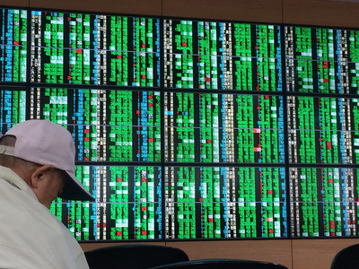 台股24日狂瀉，創下有史以來最大跌幅。總統馬英九在今天的黨政會議中，要行政院「立即全面動員備戰」。（中央社）20150824