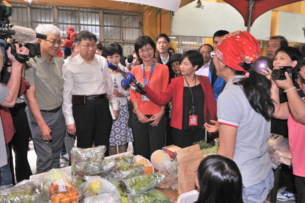 柯文哲今天出席「桶柑紅、蘿蔓青～『ㄕˊ』農玩市集」新書發表暨北投社大與新民國中合作推動小田園計畫簽約記者會。(北市府圖片提供))