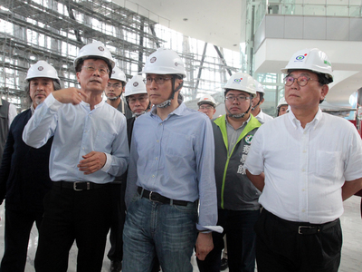 行政院長林全（前左2）25日視察國立故宮博物院南部院區，希望8月31日南院可以完成檢修，呈現整體建築美感，並配合典藏珍貴文物，打造南院成為國際知名景點。(中央社)