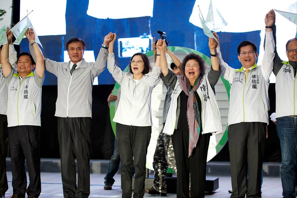 高雄市長陳菊曾高喊讓蔡英文領導台灣,帶領台灣走出困境。而今民進黨真的完全執政了,期許掌控這個大派系的「大姊頭」,能夠站出來,替國家元首,也替這個正在珍惜四百年來第一次真正,百分之百當家作主的台灣人,處理掉這個佛地魔化的派系難題──拿掉圖利派系的私心,讓國家元首能真正的「為國掄才」。(圖/民報資料庫)