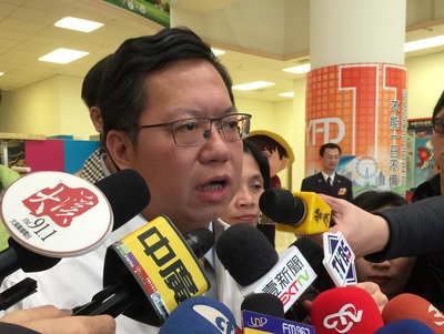 桃園市長鄭文燦今天出席慶祝護士節活動，強調將推動護理工時正常化，市府要做護理人員的守護神。（資料照片，中央社）20150503