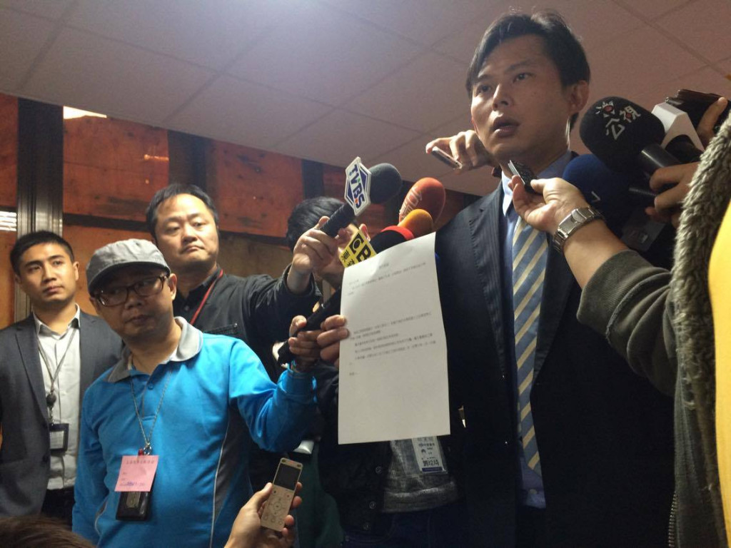 立法院今針對勞基法修法草案進行黨團協商，黃國昌拿著民進黨提出的特休假修法版本批評完全沒有具體內容「這是無字天書嗎？」，還批評民進黨說要用特休假作為砍七天假的配套，實在不負責任。圖／李秉芳