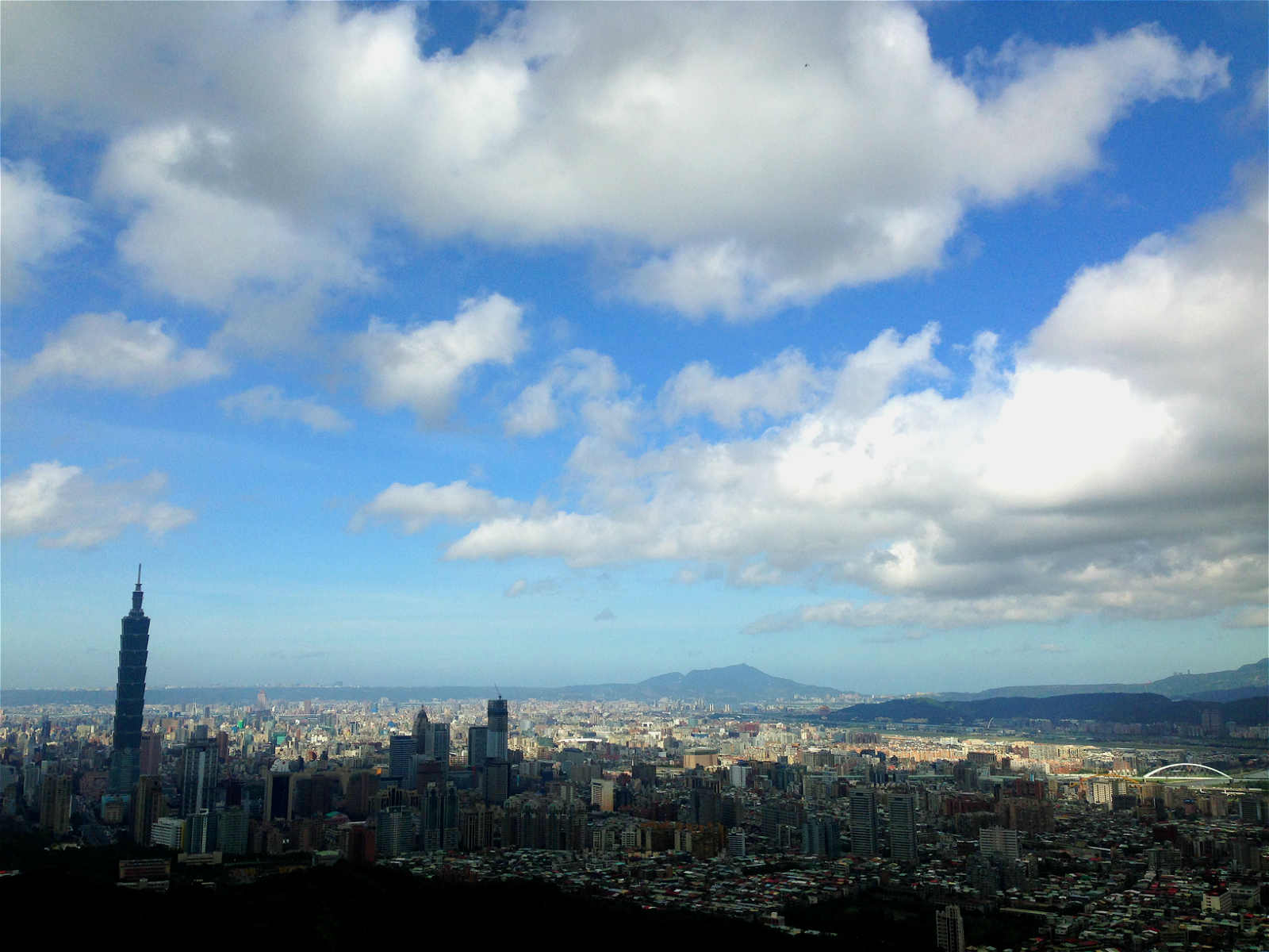 今天全台各地大多為多雲到晴的天氣，持續在偏南風環境下，白天各地仍相當溫暖，高溫普遍都在攝氏26、27度以上。圖／民報資料照