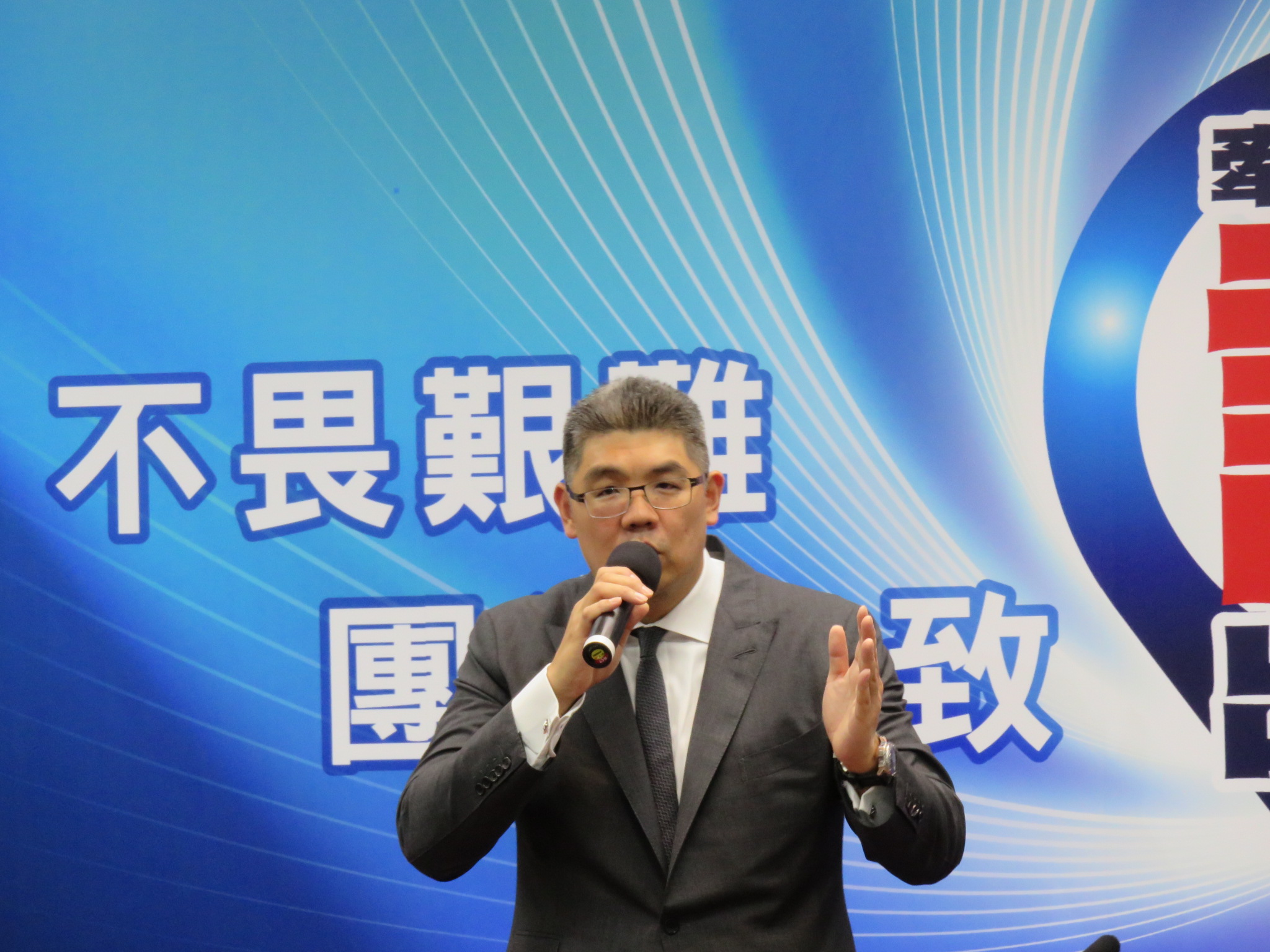 針對黑心油風暴，外界要求不該讓頂新保住台北101大樓的股權，國民黨台北市長參選人連勝文今（16）日表示，若未來101的股東結構需要有些調整，我想我也會利用我的財經專業，來協助財政部完成這樣的工作。 (記者唐詩攝影)