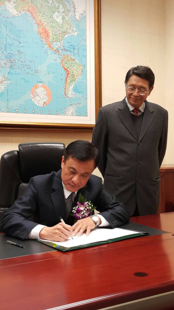 立法院長蘇嘉全今天簽署第一道人事命令是邀請林志嘉擔任立院秘書長。(院長辦公室提供)