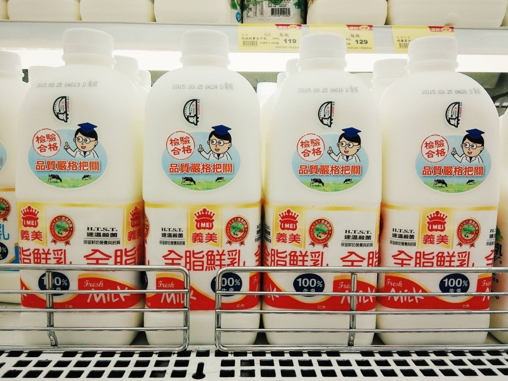 義美鮮乳遭營養師爆料過期一天就結塊,怒批不要再神化義美。義美總經理高志明今日發表聲明表示門市同仁「專業不足」會深刻檢討,同時也強調義美收乳需個別送廠個別檢驗,且採速溫殺菌,與三大乳廠都不同,盡量做到歐盟從農場到餐桌的品質管制。