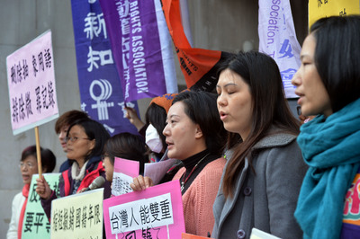 關心移民家庭權益的民間團體16日在立法院外舉行記者會，呼籲支持「移民移住人權修法聯盟」版本的「國籍法」條文。(中央社資料相片)