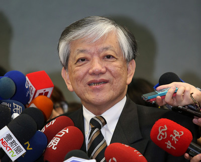 台北市食品安全委員會今天舉行第一次會議，府外委員義美總經理高志明強調，他們做過很多檢驗工作，但若要靠檢驗才能吃東西，是人類一大悲哀，這也不是市府應該追求的。（中央社20150316）