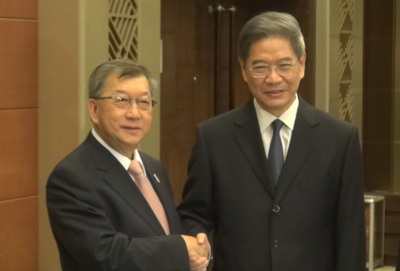 中國國台辦主任張志軍（右）在北京會見8名藍營縣市首長，縣市長並提出中國各地與我縣市政府建立聯繫窗口等要求。圖左為新竹縣長邱鏡淳。圖／中央社