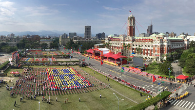 「中華民國中樞暨各界慶祝104年國慶大會」10日在總統府前廣場舉行,各界代表出席慶祝大會,場面盛大。其中最值得註意的焦點是民進黨主席蔡英文也率團出席。(圖:中央社)