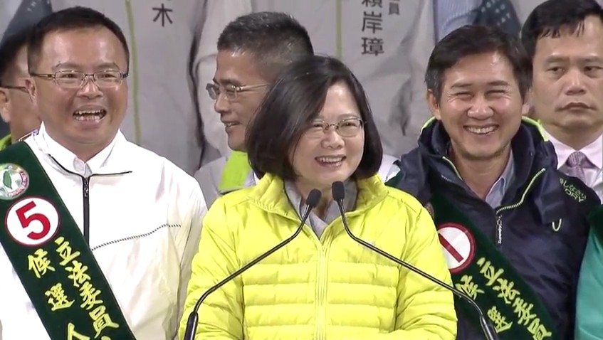 蔡英文利用最後兩天，由南到北狂掃12個綠營立委激戰選區。（網路直播畫面）（12日晚間彰化造勢晚會）