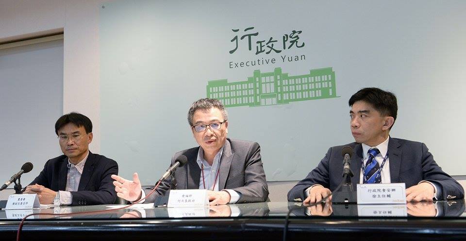 行政院今（25）日舉辦日本核災區食品開放與否公聽會，但藍營人士以程序及場外包圍等方式「砸場」，衛福部政次何啟功（中）在晚間記者會駁斥立委王育敏說法。圖／行政院提供