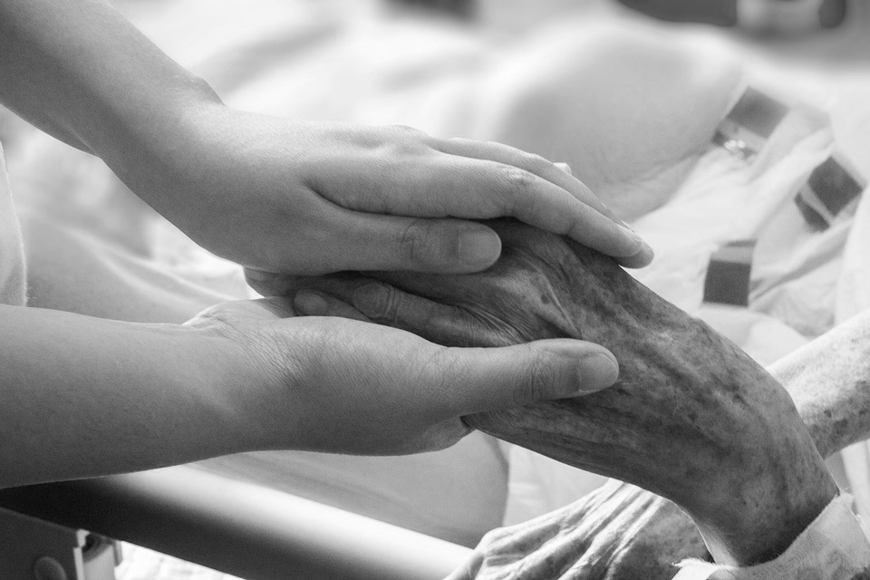 社工師介入之角色功能為：給予投訴者支持、給被投訴者關懷、對病人進行心理暨社會與家庭之評估，建立協調醫師協助的機制。圖／取材自 pixabay （CC0 Public Domain），經民報影像後製處理