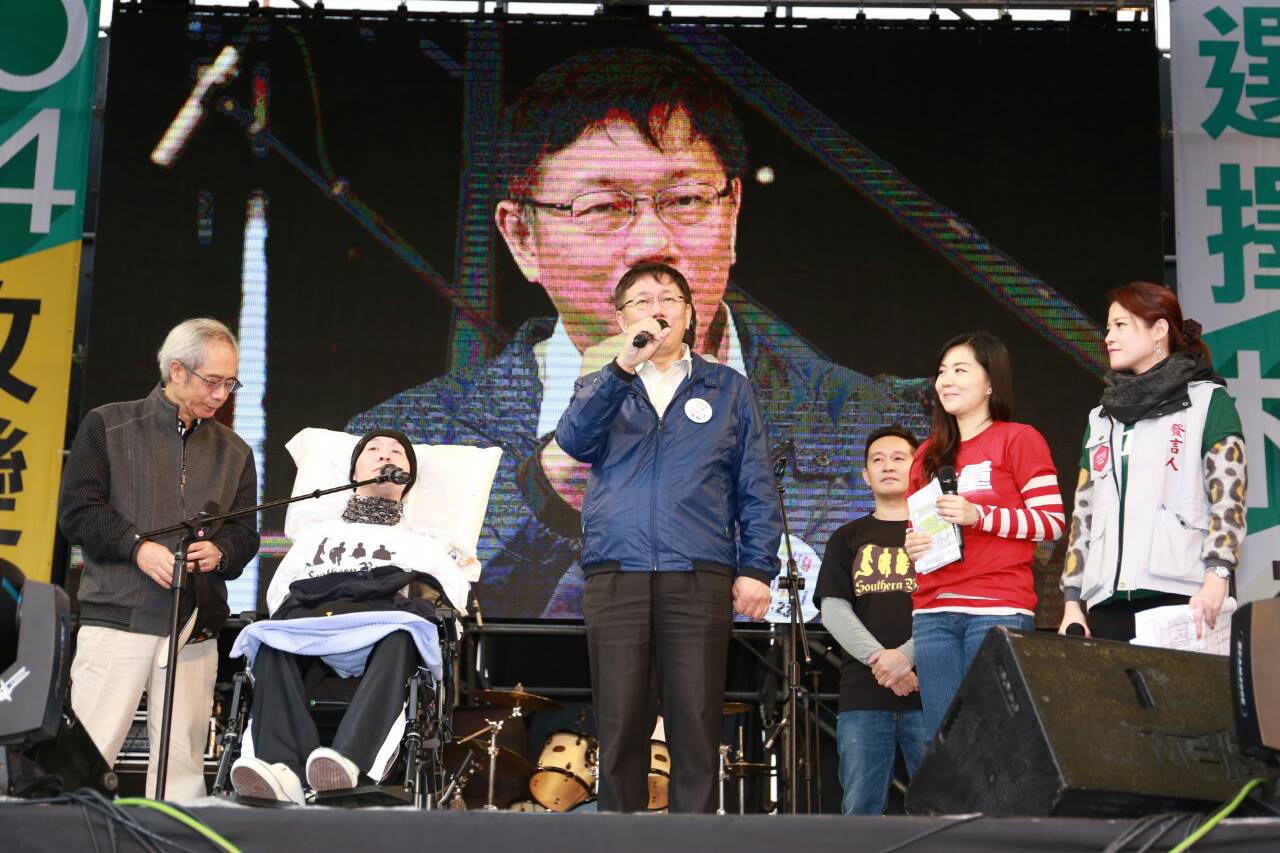 柯文哲今演唱「Big City」，呼籲競選捐款轉到慈善團體。（朱蒲青攝）