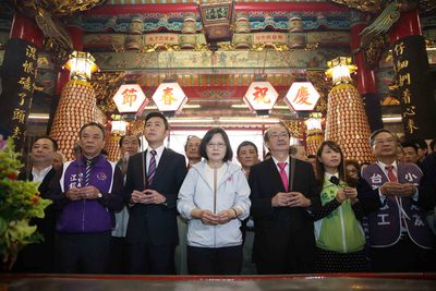 民進黨主席蔡英文（右4）把握初四好天氣，至新竹縣新埔三聖宮、義民廟上香後，在新竹市長林智堅（左3）陪同下，到新竹市城隍廟焚香祭拜，祈求平安。（中央社）