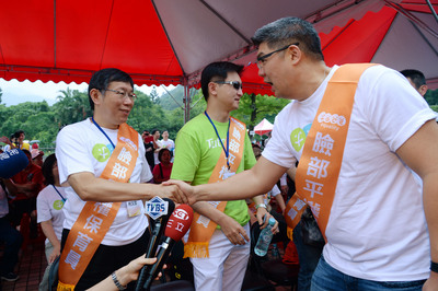 無黨籍台北市長參選人柯文哲（左）與國民黨籍參選人連勝文（右）17日在一場臉部平權日活動中同時出出席，2人禮貌性握手致意。（中央社）