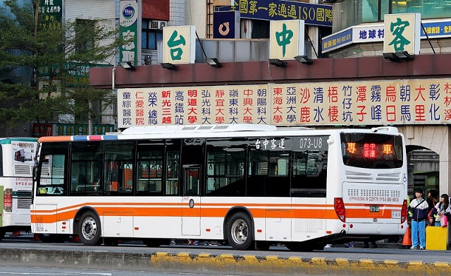 台中市全台唯一的「免費公車」政策，已初步達到「培養乘坐公車」的階段性任務，市議員建議適當訂「落日條款」，不宜永遠實施下去。市府看法是等捷運綠線完工前後，並配合「市民卡」的發行，逐步檢討調整，最快也要3年以後。(圖片摘自網路) 