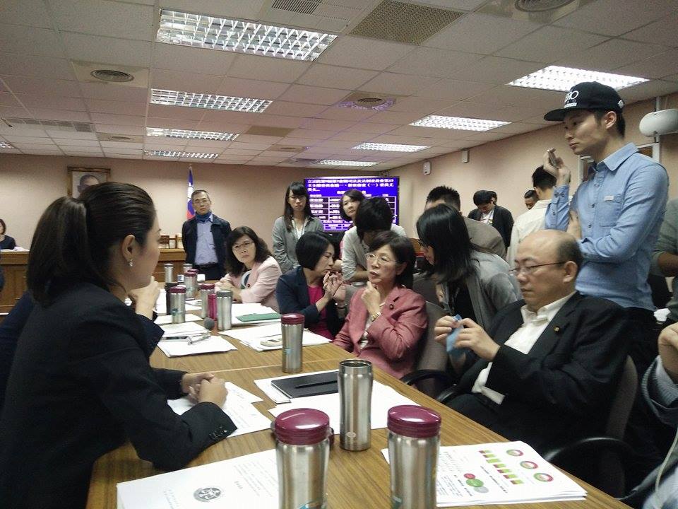 立法院司法及法制委員會今（17）日初審民法修法案等婚姻平權法案，國民黨立委在會中以提出臨時動議、協商等要求先召開公聽會，但民進黨則認為不能再拖，召委，也是民法971條修正案提案立委尤美女強調，同志已等了超過50年，不應再拖。又方一度爆發肢體衝突。圖／唐詩