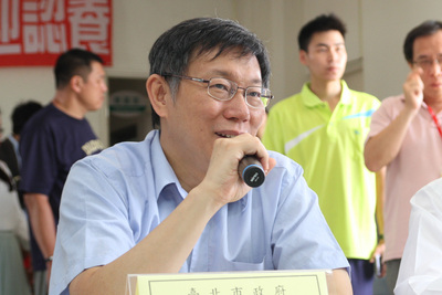 北市府今舉辦公共工程採購說明會,遠雄、達欣等大老闆缺席,台北市長柯文哲說明,原本10日就和大老闆約好了,但因遇到颱風而改期,採購說明「各大公司採購員清楚就可以了」。(中央社資料照20150717)