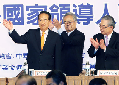 親民黨總統候選人宋楚瑜（左）23日參加「七大工商團體與總統候選人有約」座談會，左誇資方右護勞工，當場博得產業界數次如雷掌聲。（中央社）