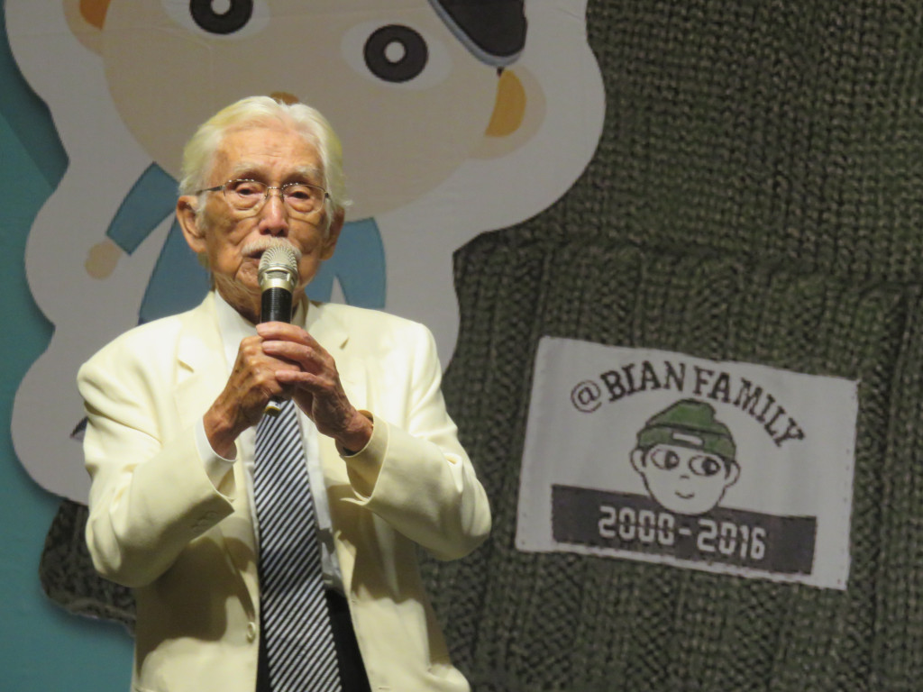 達格蘭基金會今（4）日晚間舉行感恩餐會，前總統府資政、獨派大老辜寬敏表示，扁上星期打電話給他，口氣和一般人一樣，所以陳前總統已經恢復了，他向台下支持者喊話，「國民黨完蛋了」，如果法院凍結黨產，國民黨下次選舉可能只剩下十二、三席。　（記者唐詩攝影）20160604