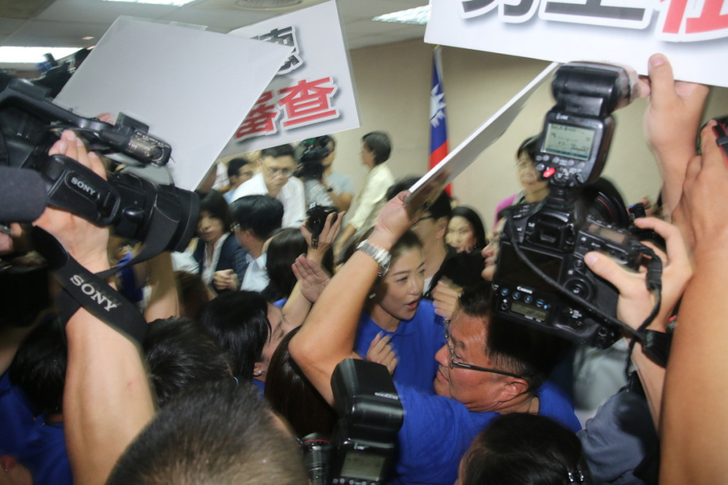 立院衛環委員會今天排定審查《勞基法》一例一休修法，藍綠兩黨全力動員，會議中爆發衝突，彼此打鬧40分鐘。（圖／何豪毅攝）