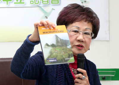前副總統呂秀蓮17日召開「南美歸來，談台灣和平中立與總統大選記者會」。（中央社）
