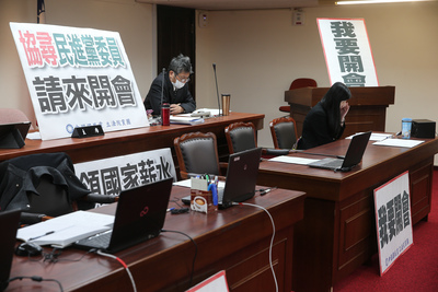 立法院社會福利及衛生環境委員會本週輪值召委王育敏，排審已經在院會的「紅十字會法」修正案，卻因人數不足無法開會。國民黨委員15日在主席台擺放「協尋民進黨委員請來開會」、發言台擺放「我要開會」的牌子，但民進黨以及時代力量均表示排這個案子根本沒意義，是在作秀。（中央社）